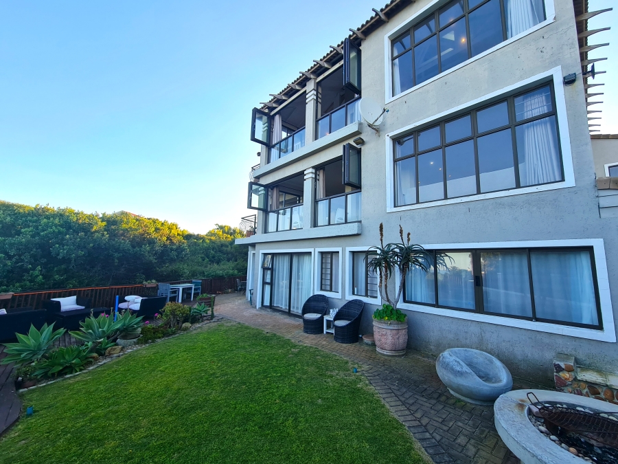 8 Bedroom Property for Sale in Paradise Beach Eastern Cape